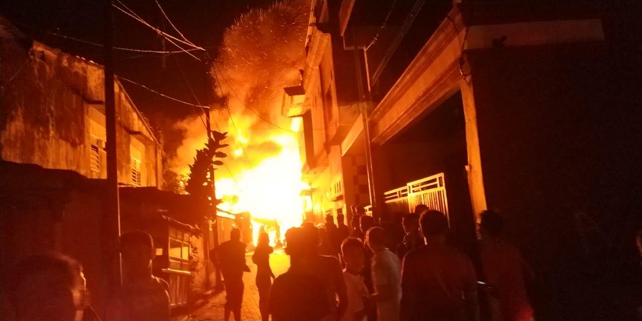 Api Hanguskan Tiga Rumah Warga di Jl Tinumbu