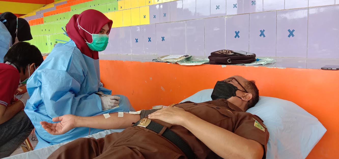 kejaksaan-negeri-kejari-enrekang-melaksanakan-bakti-sosial-donor-darah.jpg