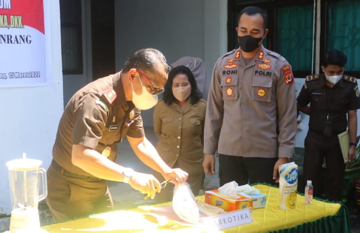 kejaksaan-negeri-kejari-kabupaten-pinrang-memusnahkan-1-kilogram-heroin.jpg