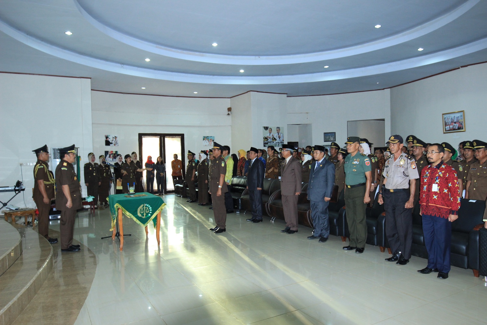 kejati-sulsel-jan-s-maringka-melantik-dan-mengambil-sumpah-yohannes_20171013_113658.jpg