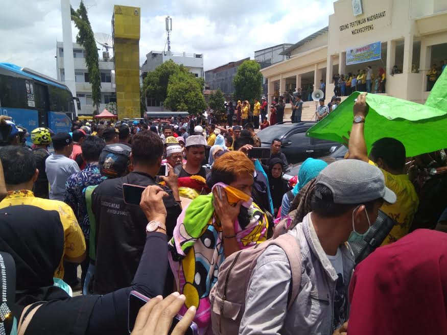 Tangis Haru Sambut Kedatangan Korban Gempa Palu di Soppeng