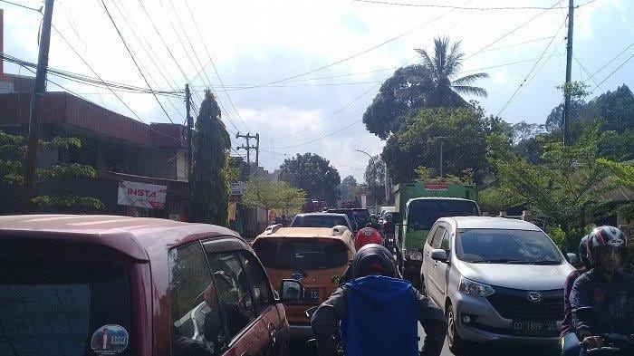 kemacetan-di-tetebassi-jalan-poros-makale-rantepao-sekitar-spbu-mandetek.jpg