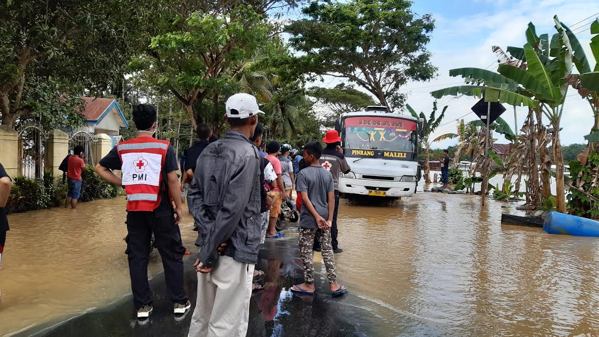 Sudah 6 Jam, Jalan Trans Sulawesi di Luwu Masih Lumpuh
