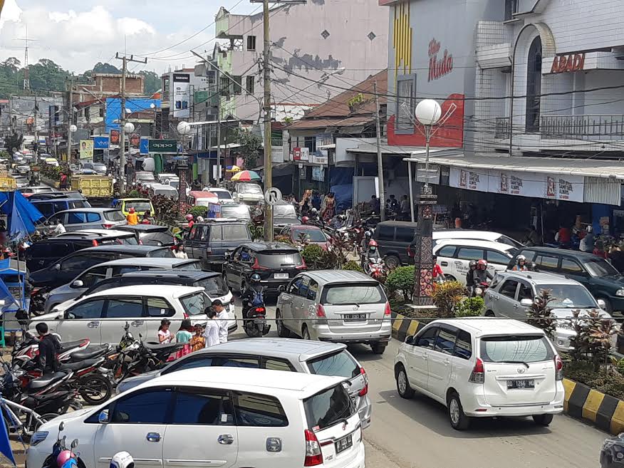 kemacetan-yang-terjadi-di-jalan-andi-mapanyukki-dekat-tugu-kandean.jpg
