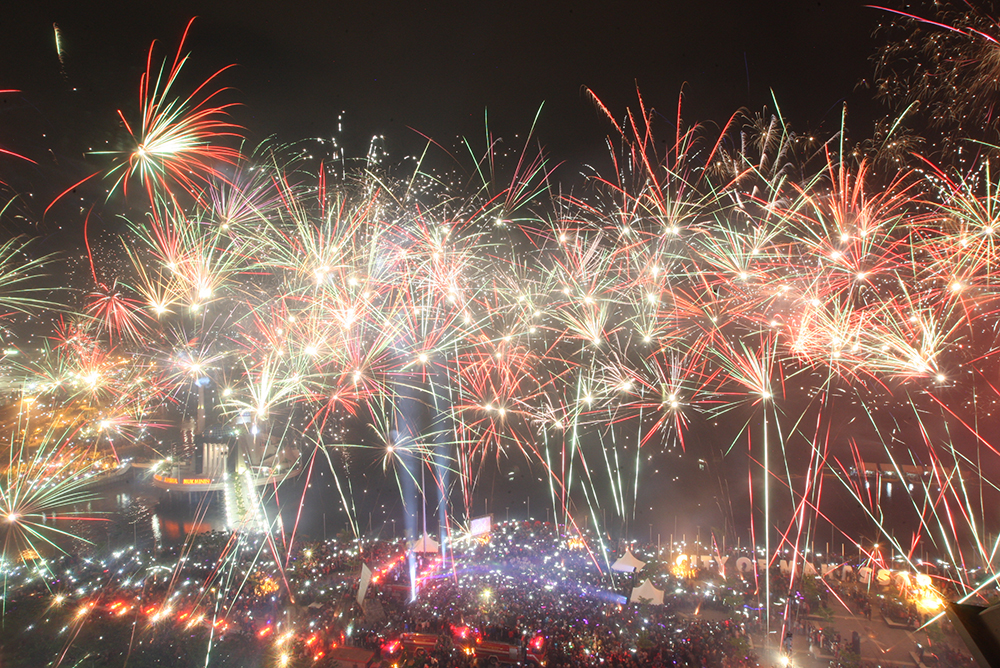 kembang-api-tahun-baru-di-losari_20160101_070326.jpg