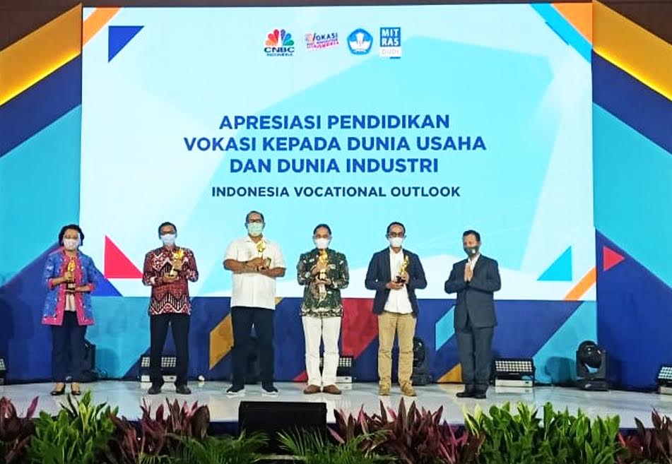 kemendikbud-ri-memberikan-penghargaan-kepada-pt-yamaha-indonesia-motor.jpg