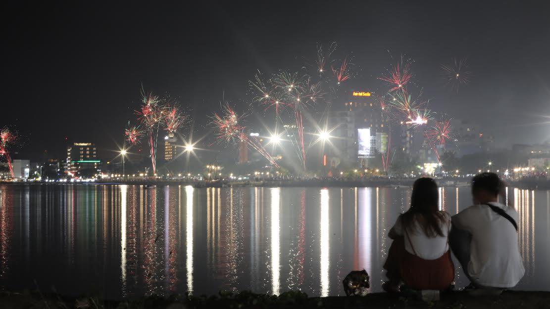FOTO: Kemeriahan Kembang Api pada Pergantian Tahun Baru di Losari Makassar - kemeriahan-kembang-api-saat-warga-makassar-merayakan-pergantian-tahun2.jpg