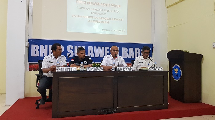kepala-bnnp-sulbar-brigjen-pol-kenedy-tengah-paparkan.jpg