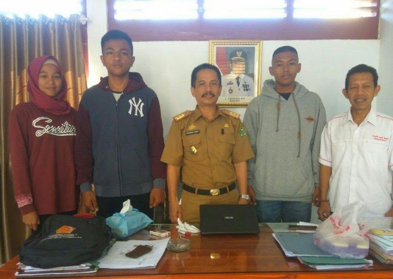 kepala-dikpora-barru-anwar-ridwan-bersama-tiga-peserta-paskibra-barru_20180731_144930.jpg