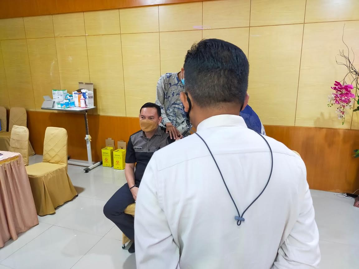 kepala-dinas-kesehatan-bantaeng-dr-andi-ihsan-saat-menjalani-vaksin-ketiga.jpg