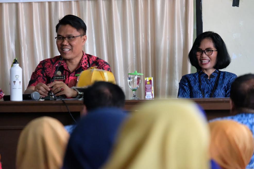 kepala-dinas-pengendalian-penduduk-dan-keluarga-berencana-kabupaten-gowa-sofyan-daud-kiri-272020.jpg
