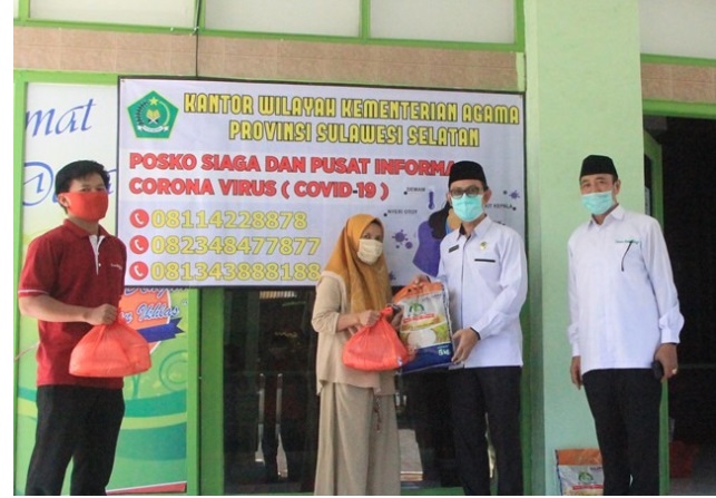kepala-kanwil-kemenag-sulsel-anwar-abubakar-bagi-paket-sembako.jpg