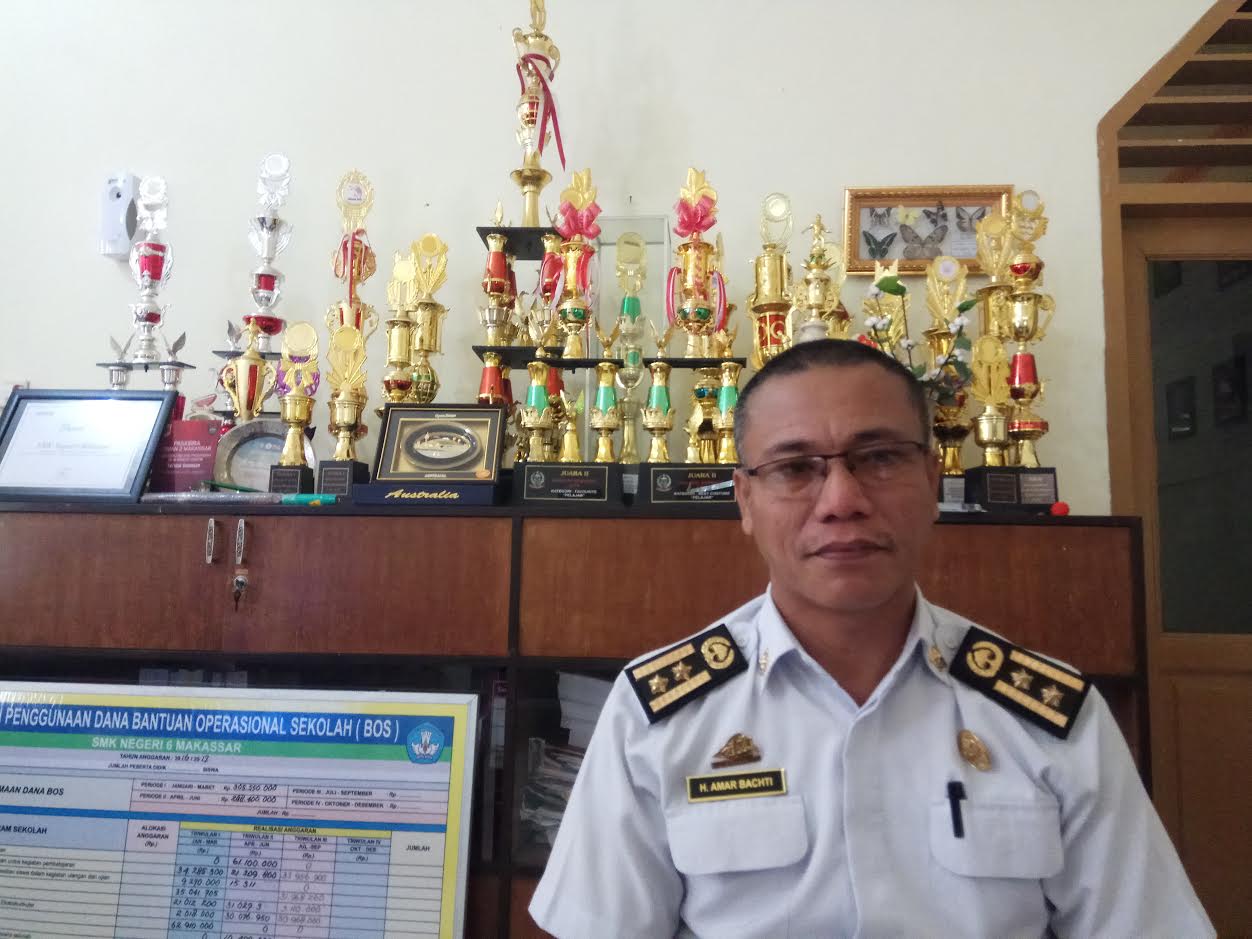 kepala-sekolah-smkn-2-makassar-amar-bachti_20170316_191654.jpg