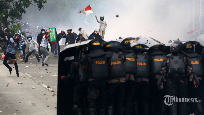 kepolisian-bersitegang-dengan-pendemo-di-kawasan-harmoni-jakarta-kamis-8102020.jpg
