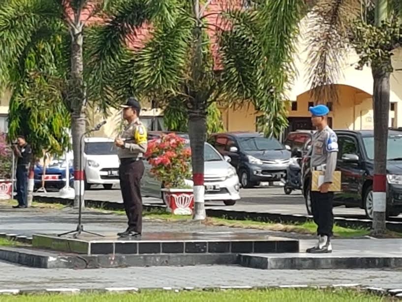kepolisian-resort-polres-pinrang-menggelar-apel-gelar-pasukan_20180426_153431.jpg