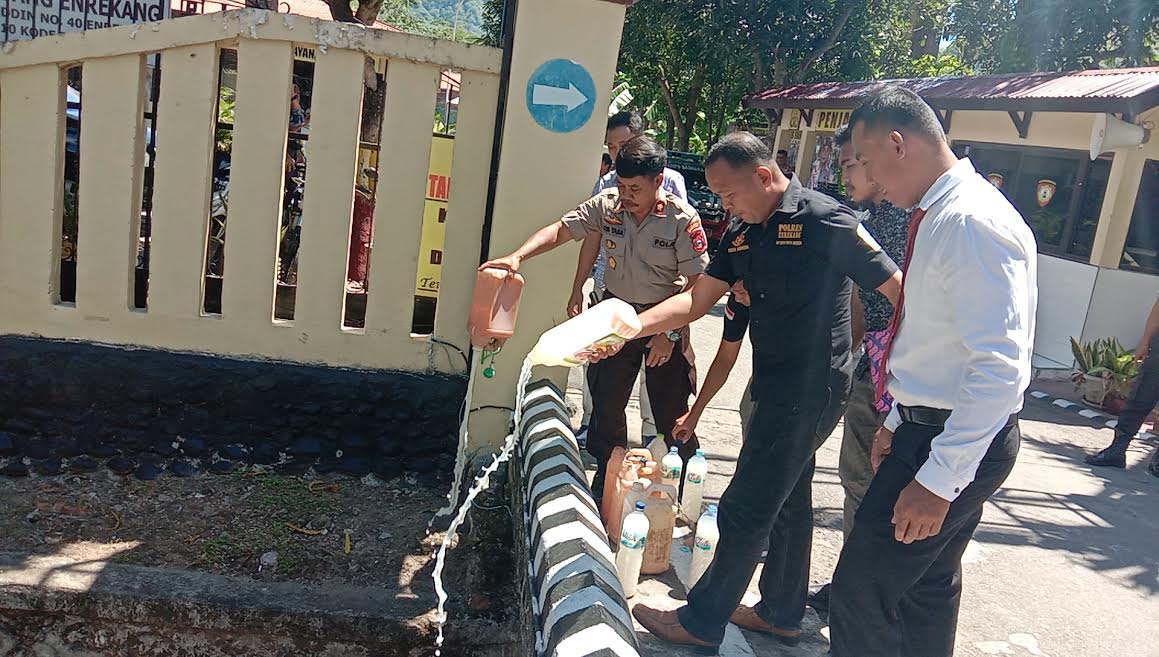 kepolisian-resortpolres-enrekang-melakukan-pemusnahan-minuman-keras-miras.jpg