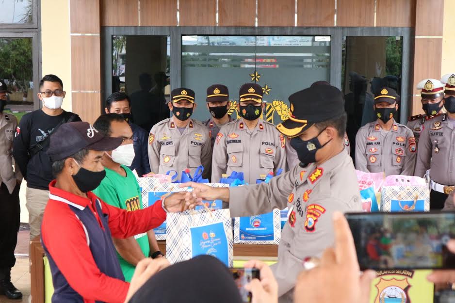 kepolres-pinrang-akbp-m-arief-sugihartono-menyerahkan-bantuan-berupa-paket-sembako.jpg