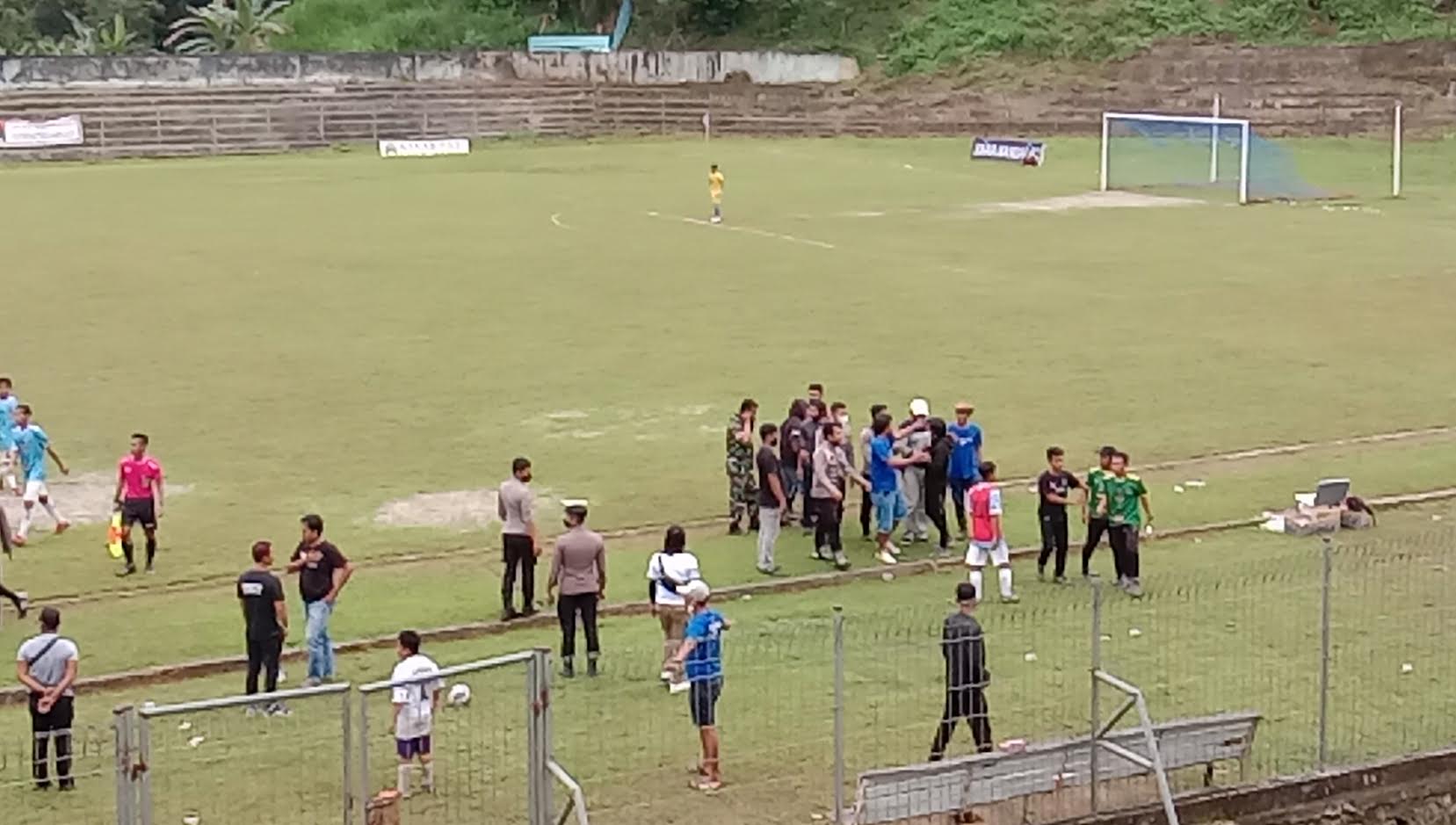 kericuhan-kembali-terjadi-dalam-lanjutan-babak-6-besar-liga-3-sulsel-2021.jpg