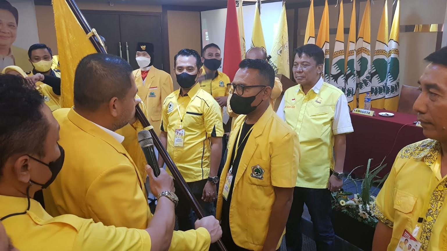 ketua-dpd-ii-partai-golkar-makassar-munafri-arifuddin-menyerahkan-bendera-partai-2412201.jpg