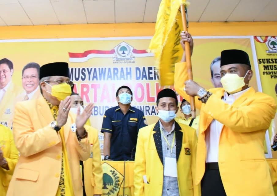 ketua-dpd-ii-partai-golkar-pinrang-usman-marham-menerima-bendera-kebesaran-partai.jpg