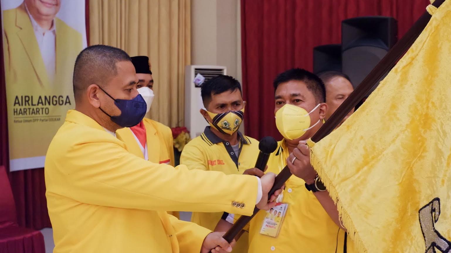 ketua-golkar-makassar-munafri-arifuddin-menyerahkan-bendera-partai-kepada-ketua-kecamatan.jpg
