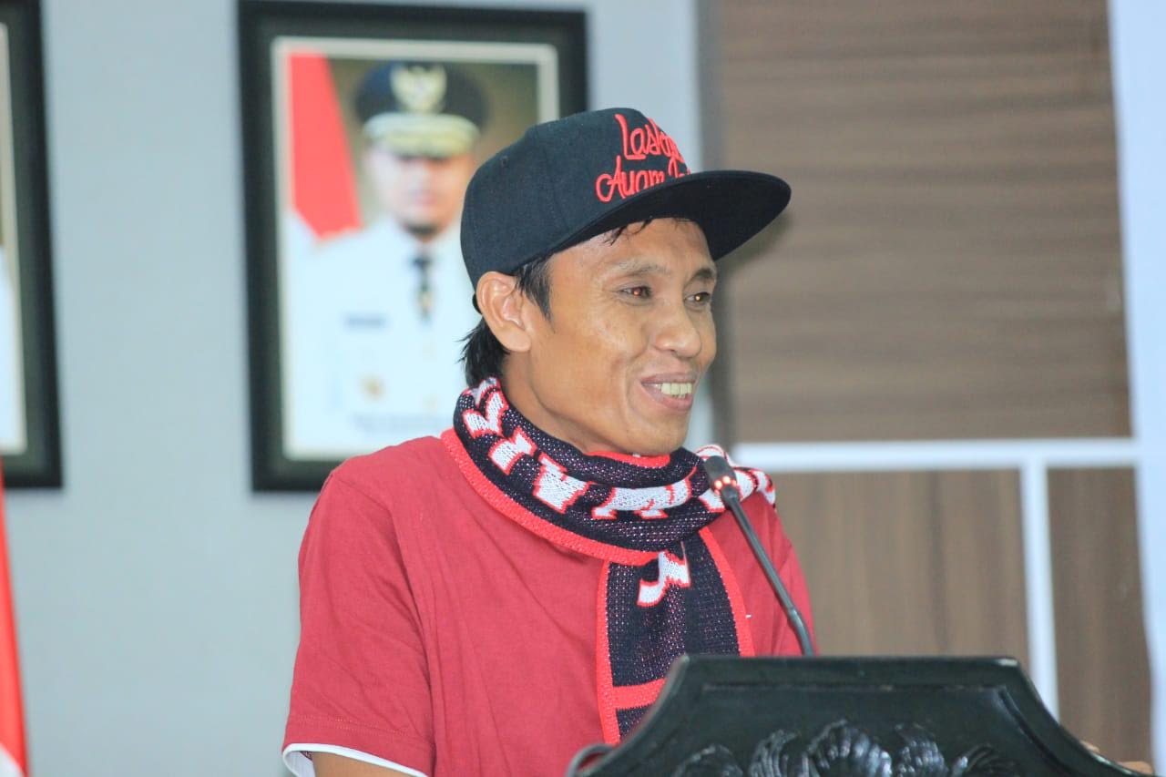 Dilantik Dg Uki, Iwan Setiawan Jabat Ketua Laskar Ayam Jantan Malili Luwu Timur