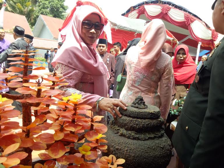 Sambangi Rutan, Ketua TP PKK Enrekang Beli Gentong Karya Narapidana