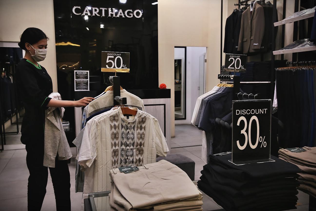 koleksi-baju-muslim-terbaru-di-Tenant-Carthago-Trans-Studio-Mall-Makassar.jpg<pf>Karyawan-merapikan-displai-koleksi-baju-muslim-terbaru-di-Tenant-Carthago-TSM-2.jpg