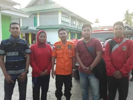 komandan-tim-terpadu-pemkab-luwu-hasta-bersama-empat-pelajar-asal-luwu-korban-gempa_20181003_123914.jpg