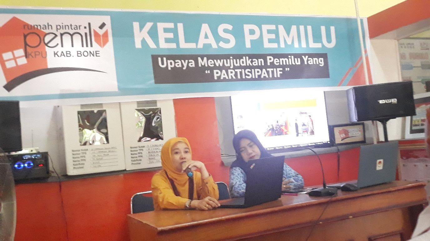 komisioner-kpu-bone-divisi-sosialisasi-dan-parmas-harmita-bersama-kasubag-teknis.jpg