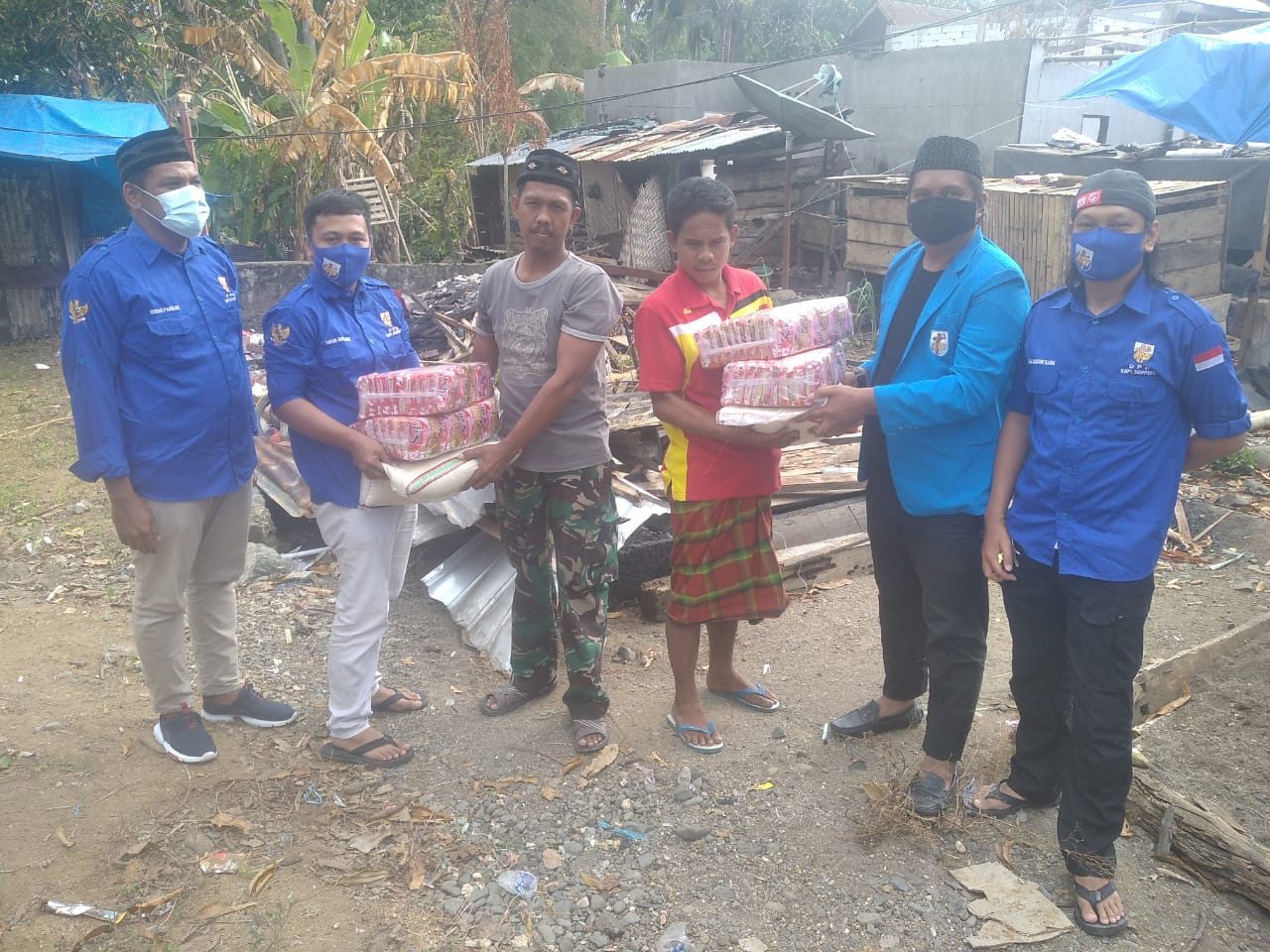 komite-nasional-pemuda-indonesia-knpi-soppeng-menyalurkan-bantuan-kepada-korban-kebakaran.jpg