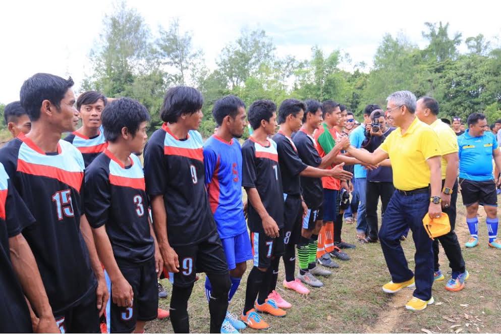 12 Tim Sepakbola Berebut Piala Bergilir Beringin Cup di Mahalona Luwu Timur