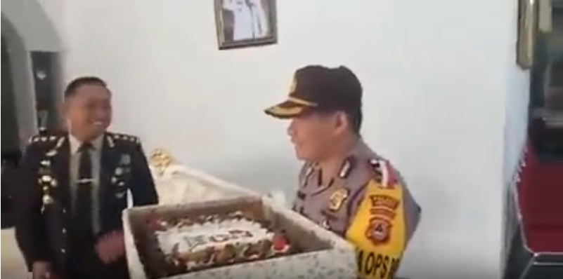 kompol-zakaria-zack-bersama-sejumlah-personelnya_20181005_102008.jpg