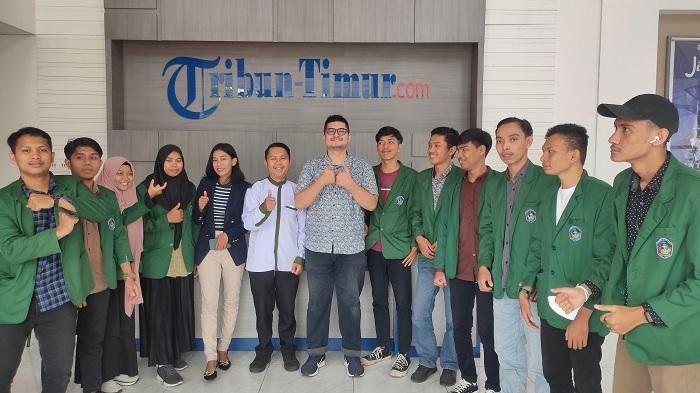 Mahasiswa KPI UMI Belajar Jurnalistik di Tribun Timur