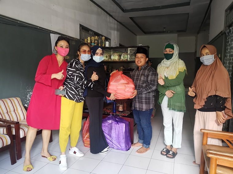FOTO: Hobi Masak, Komunitas Independent Women Salurkan Kreasi Masakannya ke Panti Asuhan - komunitas-independent-women-menyerahkan-donasi-makanan-siap-saji-ke-sejumlah-panti-asuhan-2.jpg