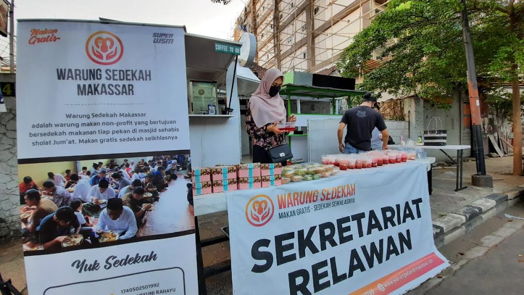 komunitas-warung-sedekah-makassar-telah-bagikan-3000-nasi-dos-selama-wabah-pandemi-di-makassar.jpg