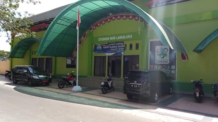 kondisi-diluar-stadion-mini-lamalaka-jl-dr-ratulangi.jpg