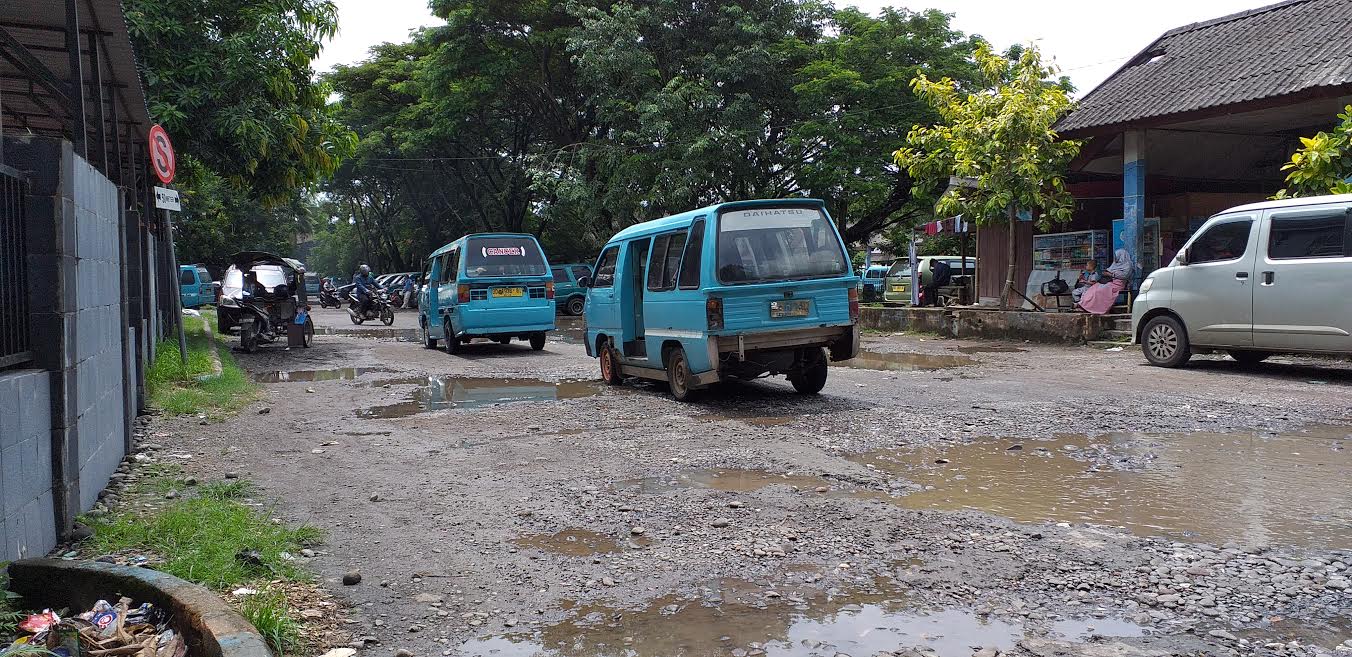 kondisi-jalan-dalam-lingkungan-terminal-male.jpg