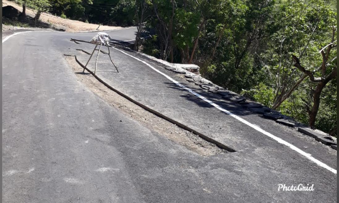 Aspal Jalan ke Mandala Ria Bulukumba Retak dan Tipis, Warga Pertanyakan Kualitas