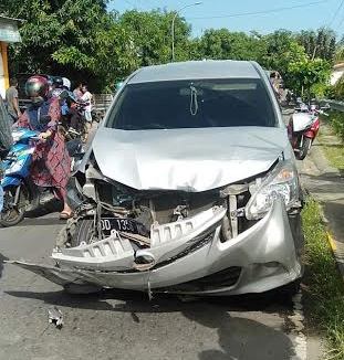 kondisi-mobil-avanza-usai-menabrak-sepeda-motor.jpg