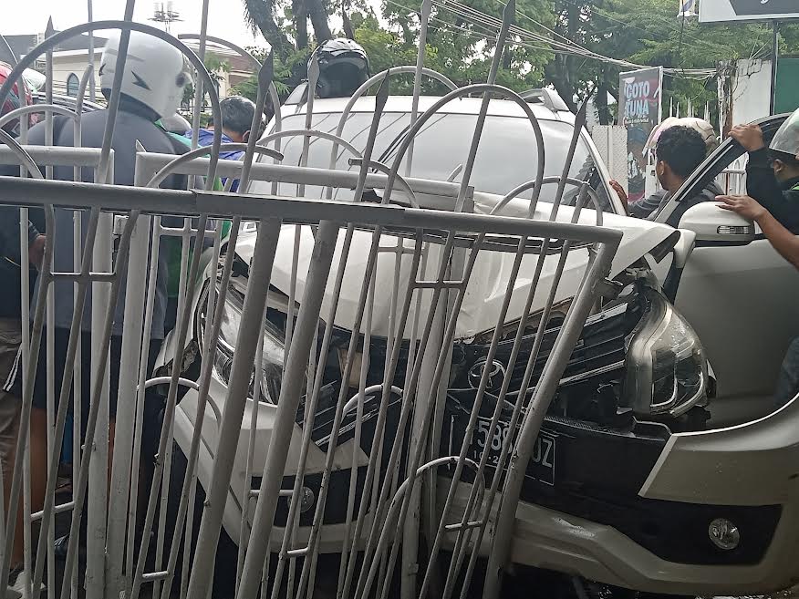kondisi-mobil-bagian-depan-penyok-akibat-menabrak-pagar-disalah-satu-kafe-di-makassar.jpg