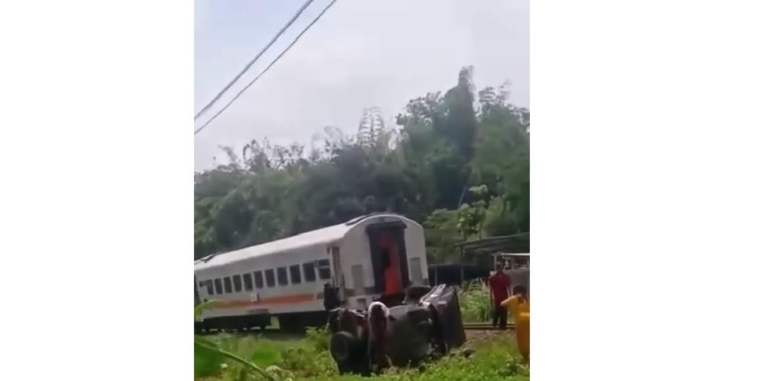 Sebuah Mobil Tertabrak Kereta Api Hingga Ringsek, Korban Keluar Jendela