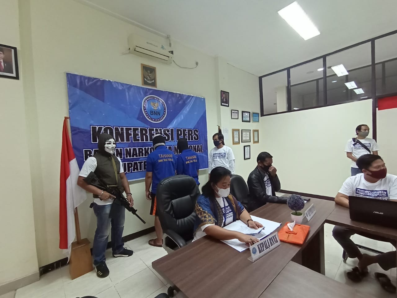 konferensi-pers-sekaligus-perayaan-malam-peringatan-hani-di-kantor-bnnk-tana-toraja.jpg