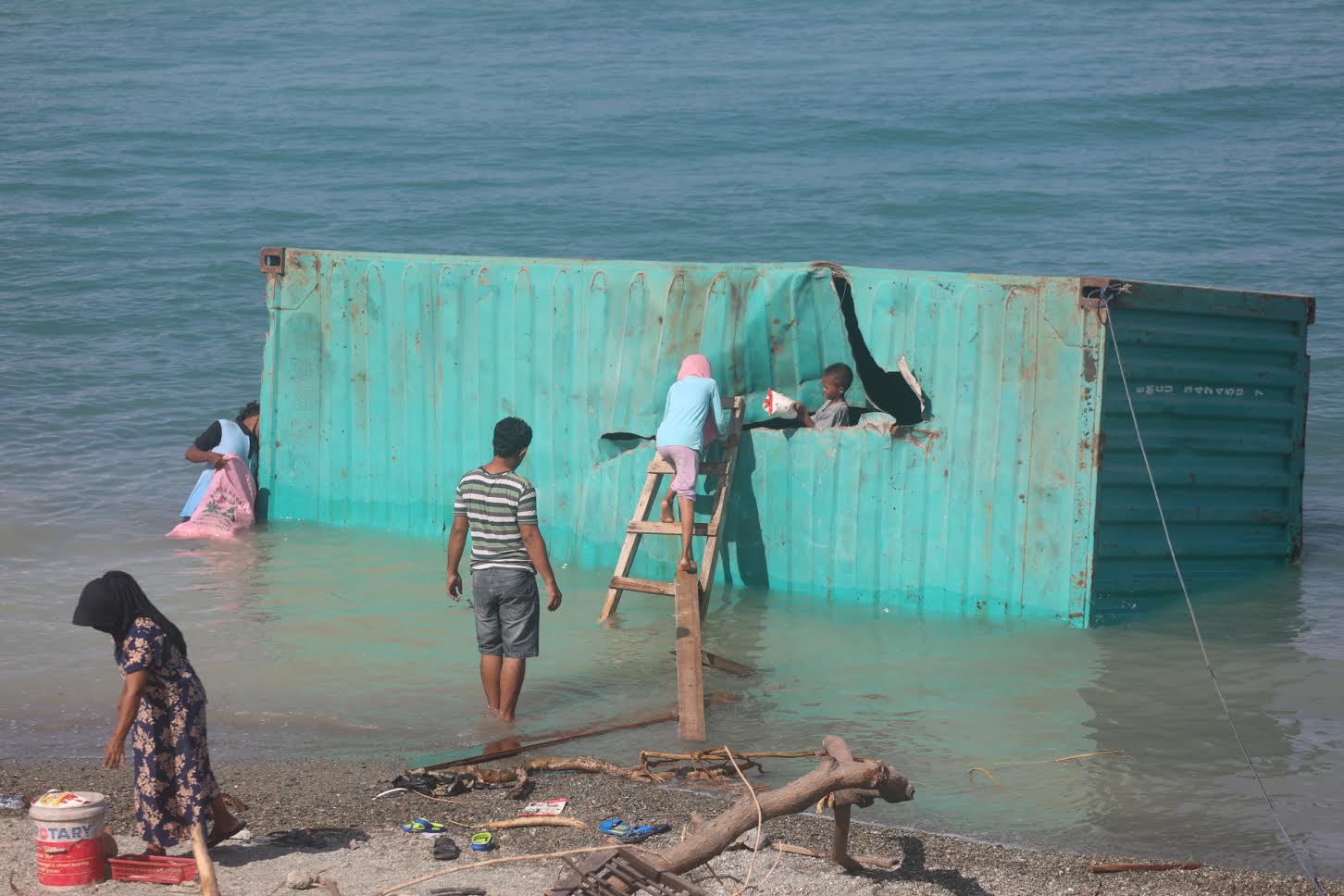 Update Gempa Palu: Demi Bertahan Hidup, Warga Donggala Jebol Kontainer Hanyut - konii_20181004_210633.jpg