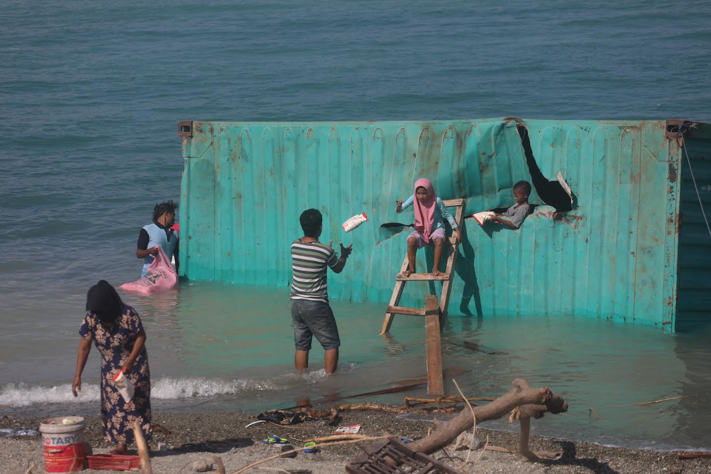 Update Gempa Palu: Demi Bertahan Hidup, Warga Donggala Jebol Kontainer Hanyut - konou_20181004_210710.jpg