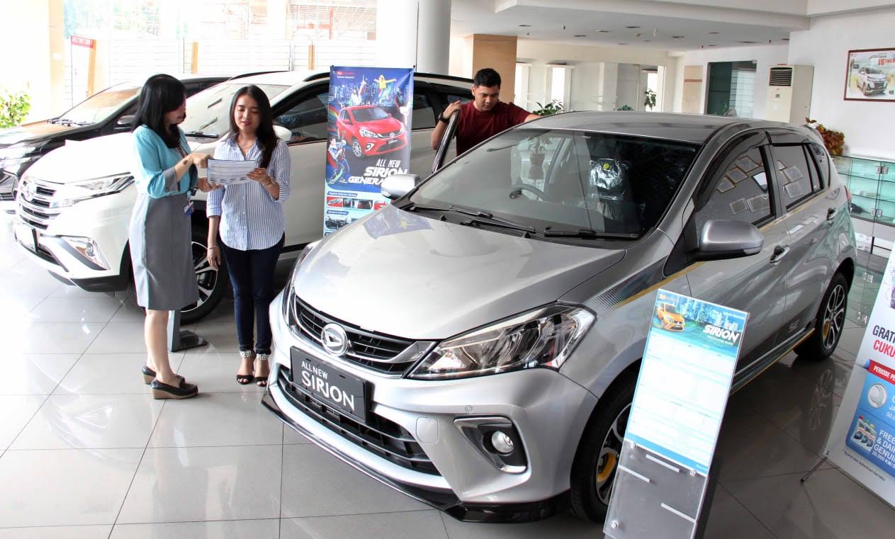 konsumen-mendapat-penjelasan-dari-sales-di-showroom-daihatsu-sunter.jpg