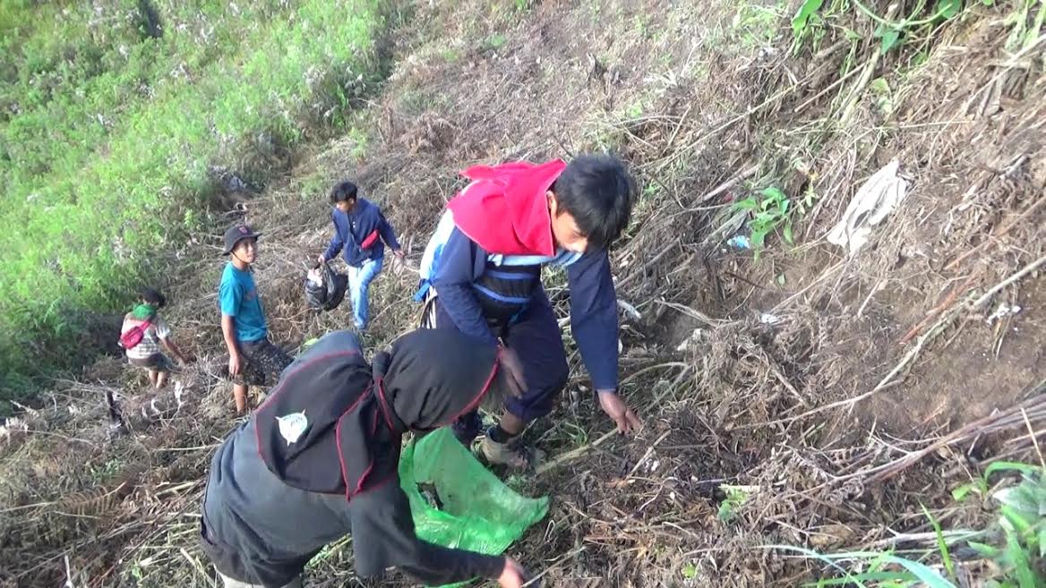 kpa-mamasa-memungut-sampah-yang-berserakan-di-atas-puncak-buntu-liarra.jpg
