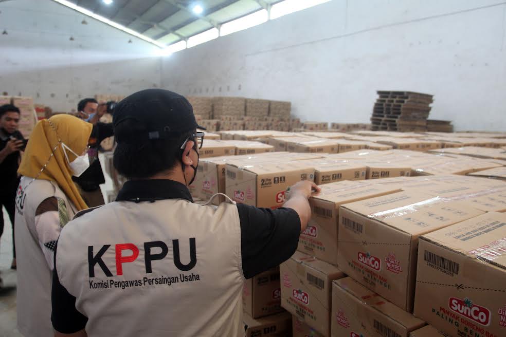 kppu-sulsel-melakukan-inspeksi-mendadak-di-gudang-minyak-goreng-di-jalan-ir-sutami-1.jpg<pf>kppu-sulsel-melakukan-inspeksi-mendadak-di-gudang-minyak-gorengdi-jl-ir-sutami-2.jpg<pf>kppu-sulsel-melakukan-inspeksi-mendadak-di-gudang-minyak-goreng3.jpg<pf>kppu-sulsel-melakukan-inspeksi-mendadak-di-gudang-minyak-gorengdi-jalan-ir-sutami-4.jpg