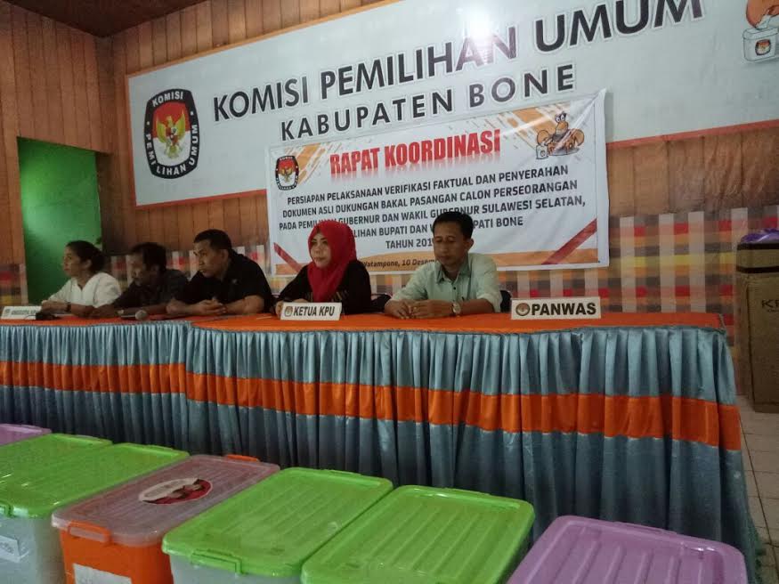 kpu-bone-serahkan-dukungan-e-ktp-umar-madeng_20171210_222944.jpg