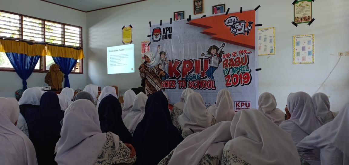 KPU Bone Sosialisasi Pemilih Pemula di SMA 18 Bone